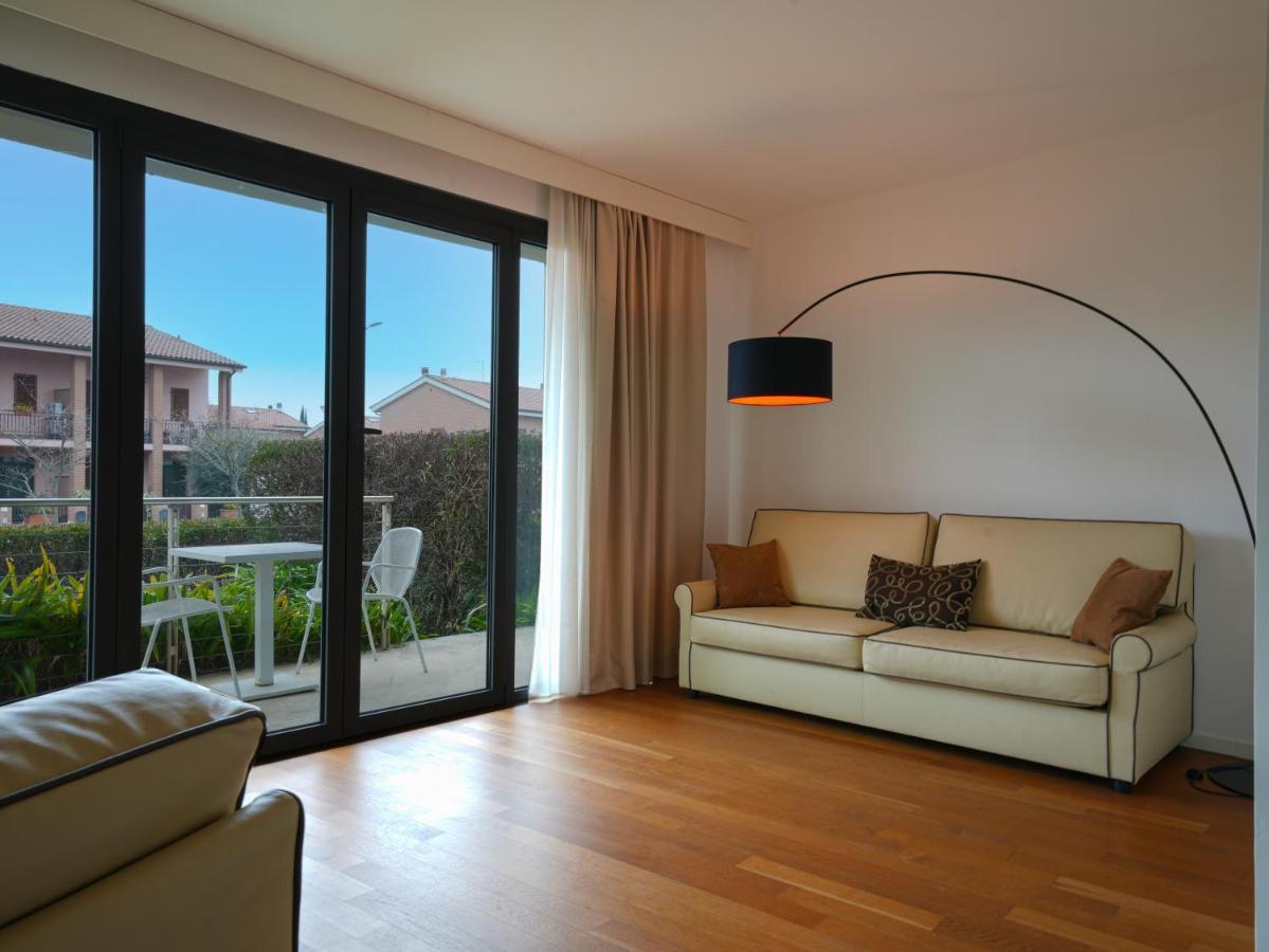 Pisa Tower Plaza Hotel Luaran gambar A living room with a floor lamp