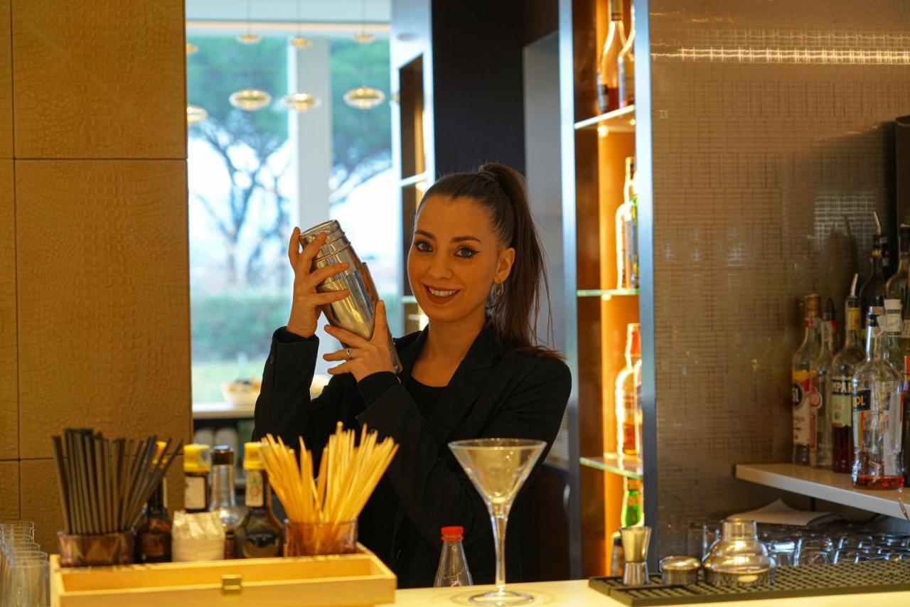 Pisa Tower Plaza Hotel Luaran gambar A bartender shaking a cocktail