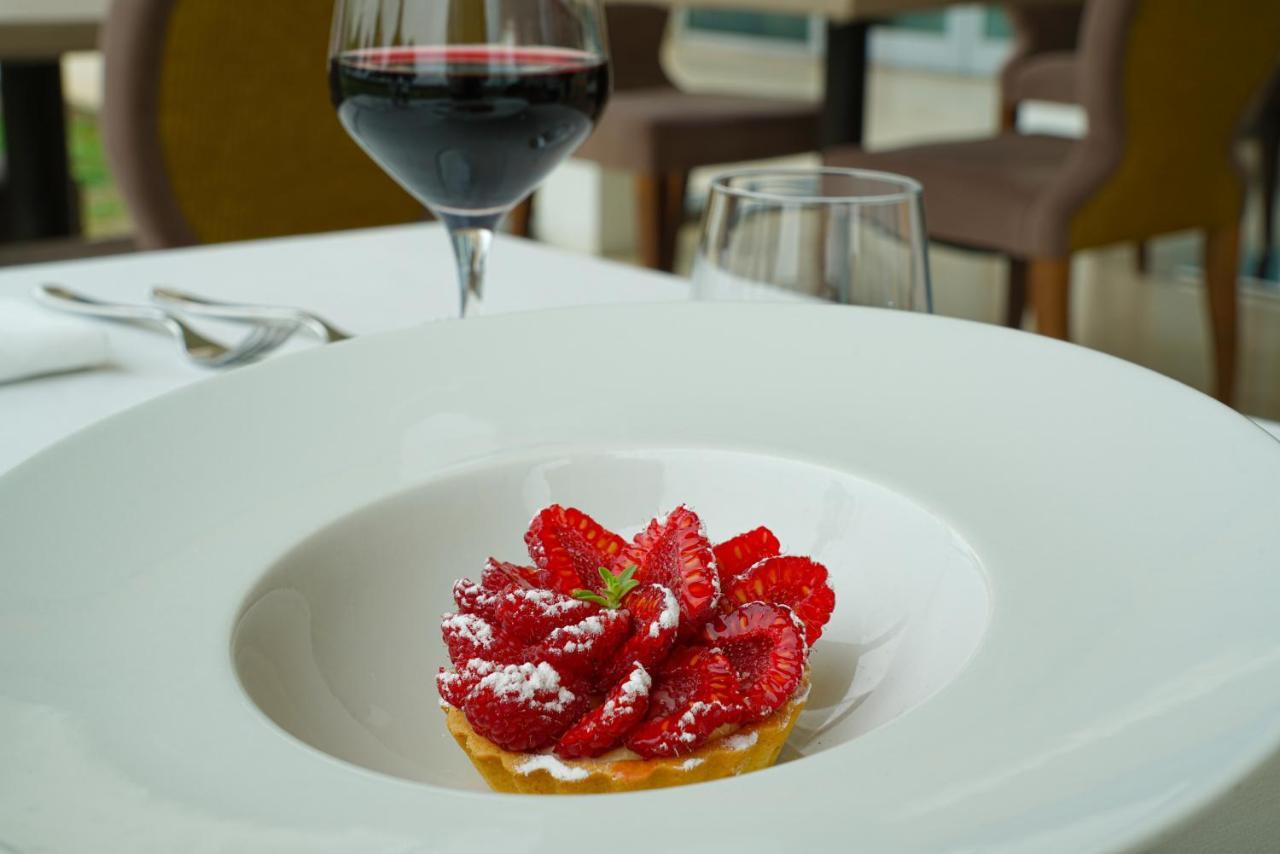 Pisa Tower Plaza Hotel Luaran gambar A dessert at the restaurant