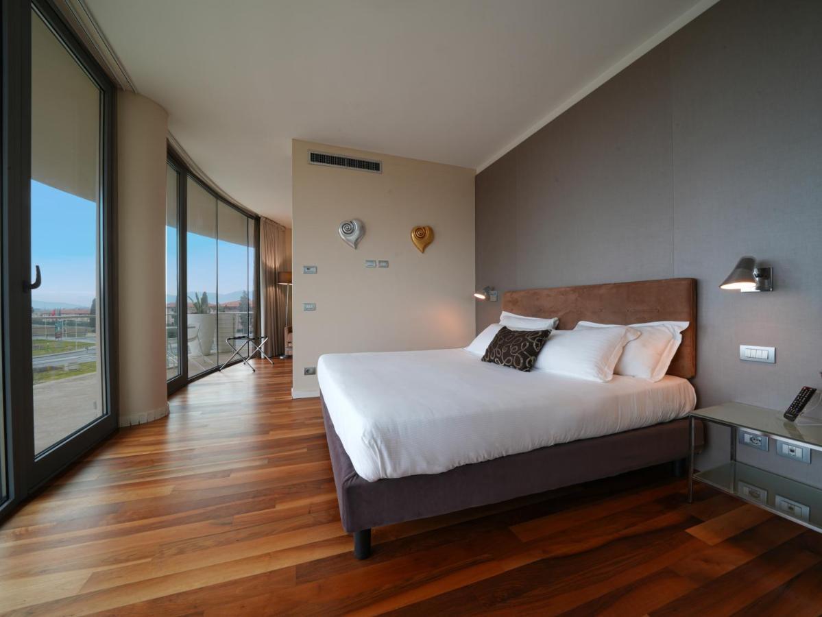 Pisa Tower Plaza Hotel Luaran gambar A bedroom at the hotel