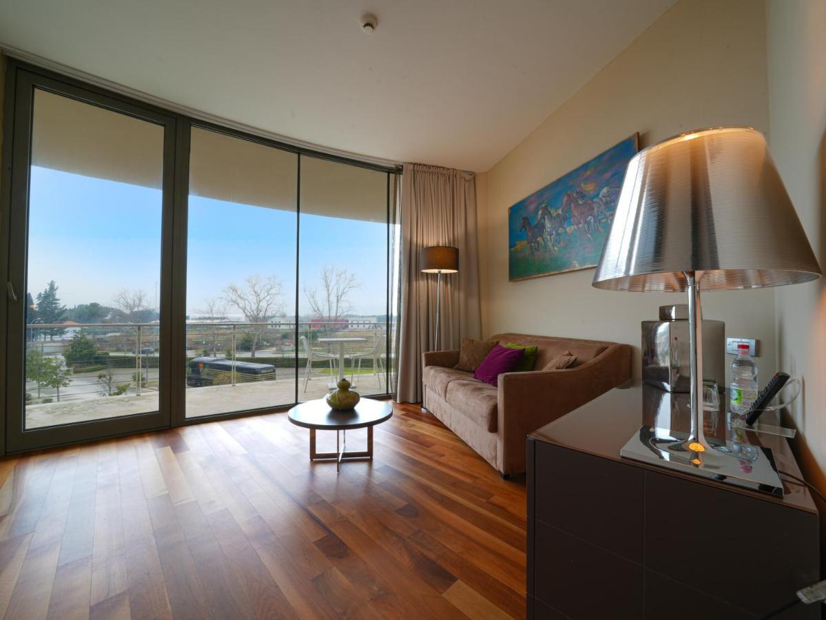 Pisa Tower Plaza Hotel Luaran gambar A living room in a typical apartment