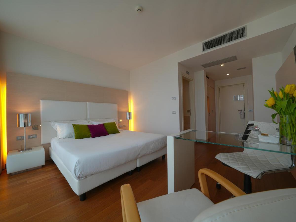 Pisa Tower Plaza Hotel Luaran gambar A room at the hotel