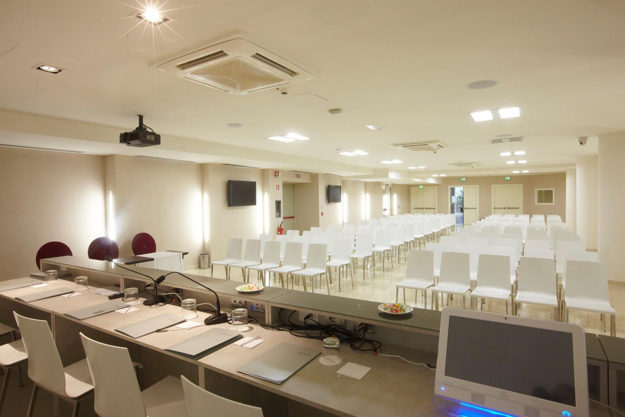 Pisa Tower Plaza Hotel Luaran gambar The conference room