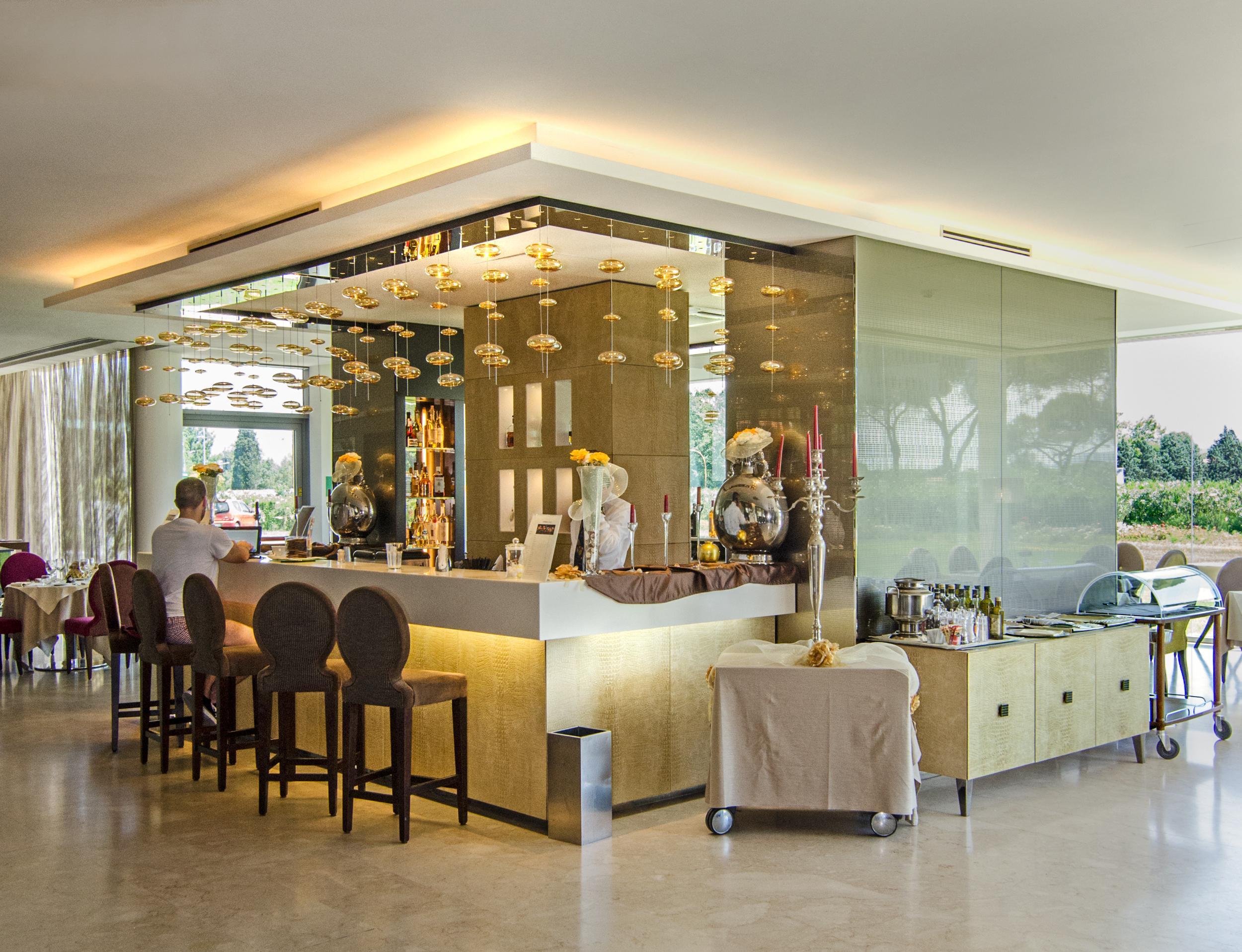 Pisa Tower Plaza Hotel Luaran gambar The bar at the lobby